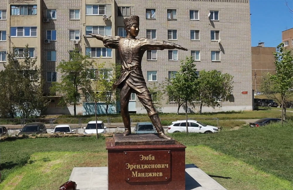 Памятник Эмбе Манджиеву Памятник Эмбе Манджиеву